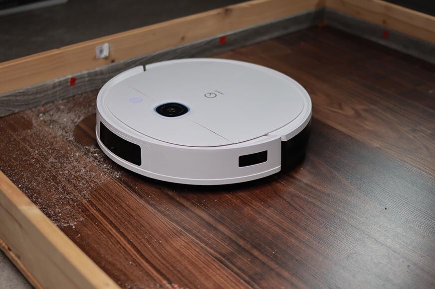 Yeedi Vac 2 Pro reinigt Sand beim Saugtest auf dem Laminat